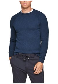 Dunkelblauer Strickpullover mit geripptem Halsausschnitt und Ärmelakzenten, der eine taillierte Passform und kontrastierende Textur an den Schultern aufweist.