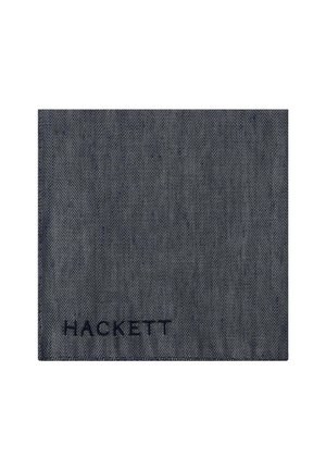 Tkanina u uzorku riblje kosti u tamnoplavoj boji s suptilnom teksturom, sa imenom branda "HACKETT" izvezenim tamnoplavom bojom na dnu.