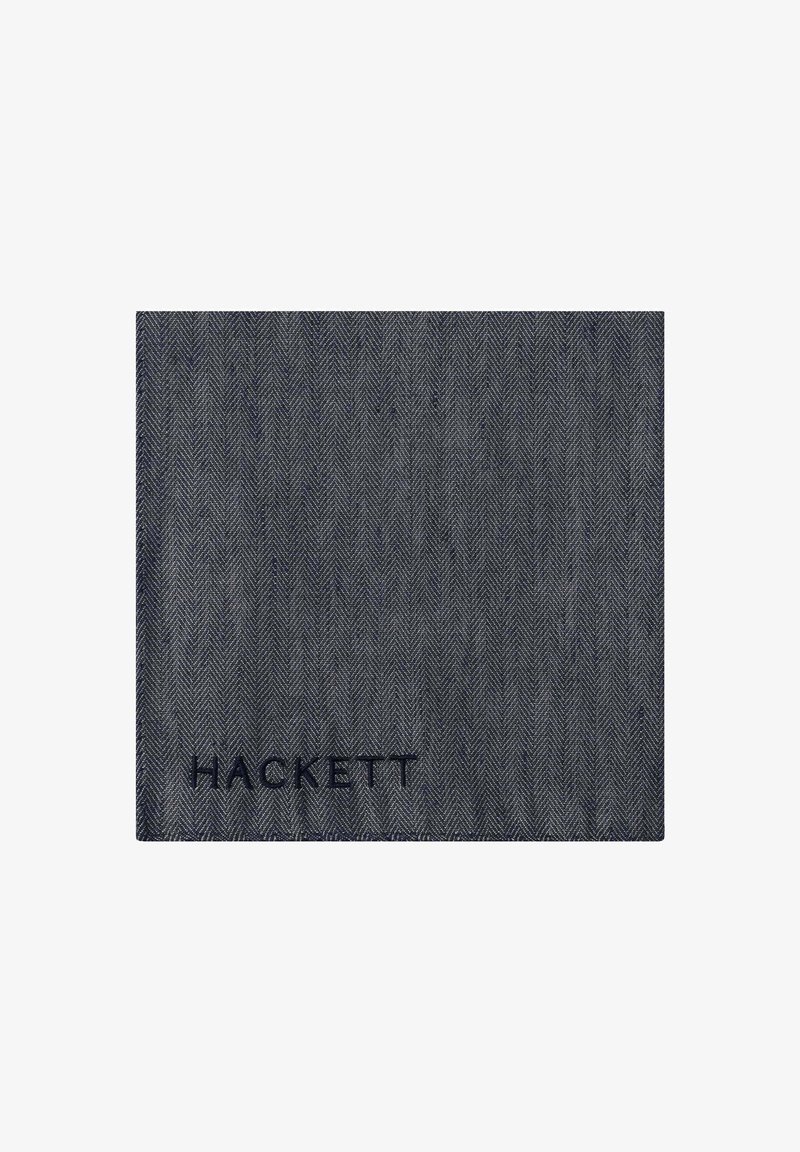Námorná látka s vzorom rybí chrbtice a jemnou textúrou, s vyšitým názvom značky "HACKETT" v tmavomodrej farbe na spodnej strane.