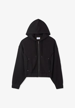 Hoodie nero corto con zip, tasche frontali, cappuccio con coulisse e polsini a costine, appoggiato piatto su uno sfondo bianco.