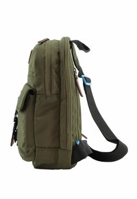 Zaino verde oliva con esterno imbottito, tracolla nera regolabile, numerose tasche con zip e accenti blu per un tocco di dettaglio in più.