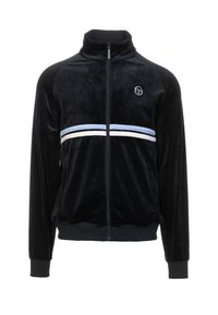 Zwarte velours zip-up jas met hoge kraag, zijzakken, witte en lichtblauwe horizontale strepen over de borst en logo-detail aan de linkerkant.