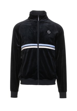 Schwarze Velours-Jacke mit Reißverschluss und hohem Kragen, seitlichen Taschen, weißen und hellblauen horizontalen Streifen über der Brust und Logodetails auf der linken Seite.