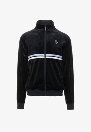 Zwarte velours zip-up jas met hoge kraag, zijzakken, witte en lichtblauwe horizontale strepen over de borst en logo-detail aan de linkerkant.