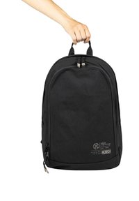 Crna ruksak sa dvostrukim patentnim zatvaračima, tkaninski materijal, podstavljene naramenice, gornje ručke i detalj s logotipom na prednjem panelu.