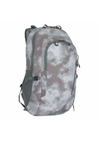 Grijze en witte camouflage rugzak met een textured stof, ritscompartimenten, verstelbare schouderbanden en versterkte accenten voor duurzaamheid.