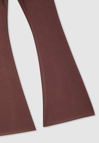 Pantaloni marroni a zampa d'elefante realizzati in tessuto morbido, caratterizzati da una texture liscia, con un design a gamba larga e orli cuciti con cura.