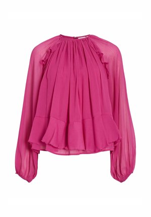Svijetlo ružičasta prozirna bluzica s dugim napuhanim rukavima, nabrani materijal na izrezu i volan na rubu i ramenima.