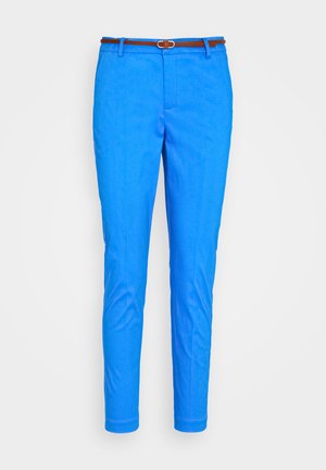 Blauwe broek gemaakt van een gladde stof. Ze hebben een slim fit ontwerp en een bruine leren riem met een zilveren gesp.