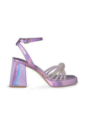 Sandal con tacco blocco olografico viola, cinturino con fibbia e dettagli decorativi in strass sulla tomaia.
