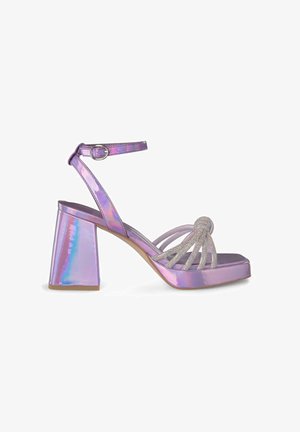 Sandale à talon bloc holographique violette, avec une sangle à boucle et un détail décoratif en strass sur le dessus.