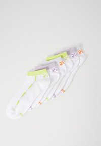 Cinq paires de chaussettes anklets blanches avec des accents colorés : vert lime, orange et violet au niveau des poignets et sur les côtés. Texture de tissu douce.