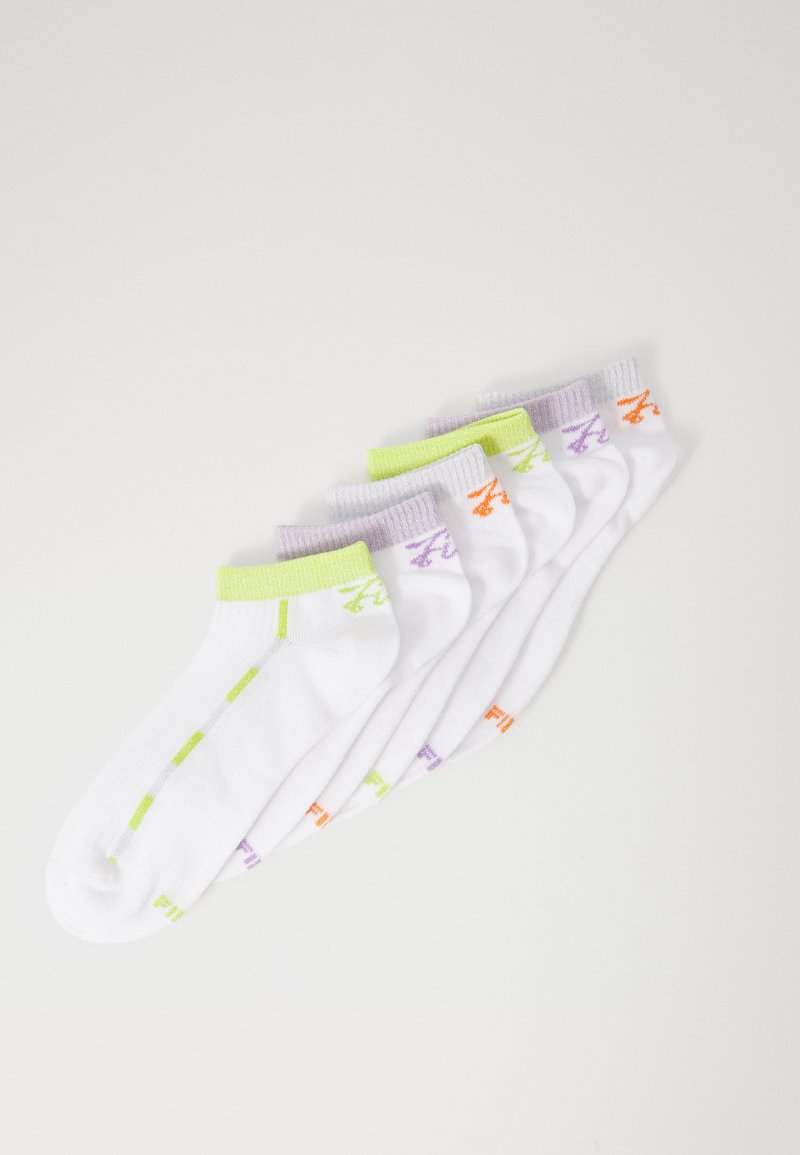 Cinq paires de chaussettes anklets blanches avec des accents colorés : vert lime, orange et violet au niveau des poignets et sur les côtés. Texture de tissu douce.