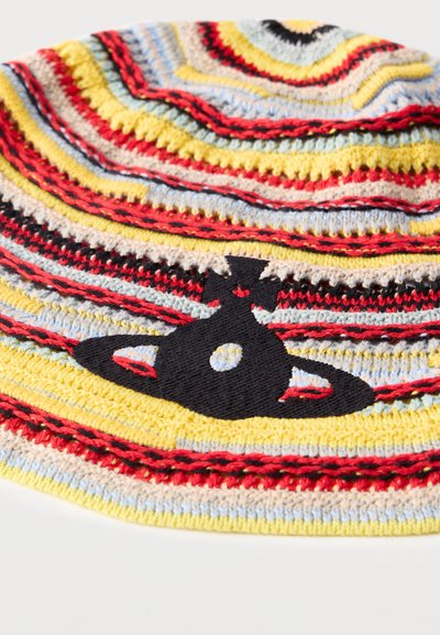 Πλεκτό καπέλο τύπου bucket με συγκεντρικές ρίγες σε κίτρινο, κόκκινο, μπλε και μπεζ, διακοσμημένο με μαύρο κεντημένο πλανήτη με σταυρό στην κορυφή.