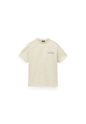 Beżowy t-shirt z krótkim rękawem, okrągłym dekoltem i małym zielonym logo "NAPAPIJRI" na lewej piersi.