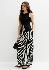 ZEBRA PRINT WIDE LEG - Stoffhose - black pattern