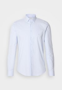 Camisa de vestir para hombre de color azul claro, con mangas largas, cierre de botones en el frente, cuello clásico, finas rayas verticales y pequeño logo bordado en el pecho.