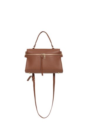 Sac à main en cuir marron avec une poignée supérieure, une fermeture éclair dorée et une bandoulière longue réglable sur fond blanc.