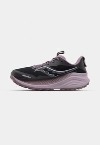 Zapatillas de trail running negras y moradas, con una parte superior de malla transpirable, suela texturizada, talón reforzado y un diseño de olas distintivo.