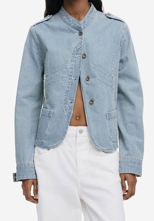 Gestreepte blauw-witte jas met een mandarin kraag, voorknopen en twee voorzakken; beschikt over gestikte details langs de zijkanten.