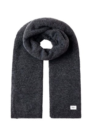 Sciarpa in lana lavorata a maglia grigio scuro disposta a forma di anello con una piccola etichetta bianca del marchio a un'estremità su sfondo bianco.