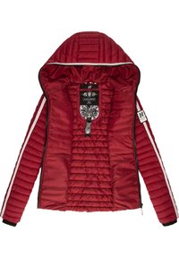 Veste matelassée rouge avec capuche et rayures blanches le long des manches. Dispose d'une doublure intérieure noire et d'étiquettes de marque à l'intérieur.