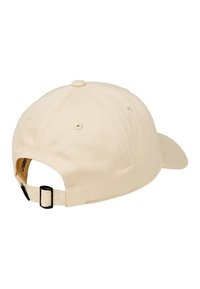 Cappello da baseball beige con visiera curva, cinturino regolabile sul retro e design a sei pannelli con fori di ventilazione.