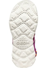 Suola di scarpa in gomma bianca con un motivo testurizzato, caratterizzata da forme geometriche in rilievo e fori d'aria; marchio "GEOX" impresso in modo prominente.