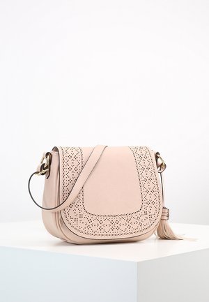 Růžová kožená crossbody taška s perforovanými detaily, zakřiveným tvarem, nastavitelným popruhem a třásní jako akcentem. Hladký povrch, minimální kování.
