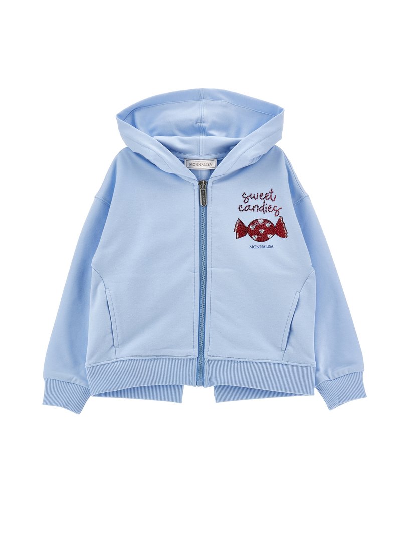 Svetlo modra jopa z zadrgo in kapuco, sprednjimi žepi ter rdečim motivom sladkarije z napisom "sweet candy" na prsih.