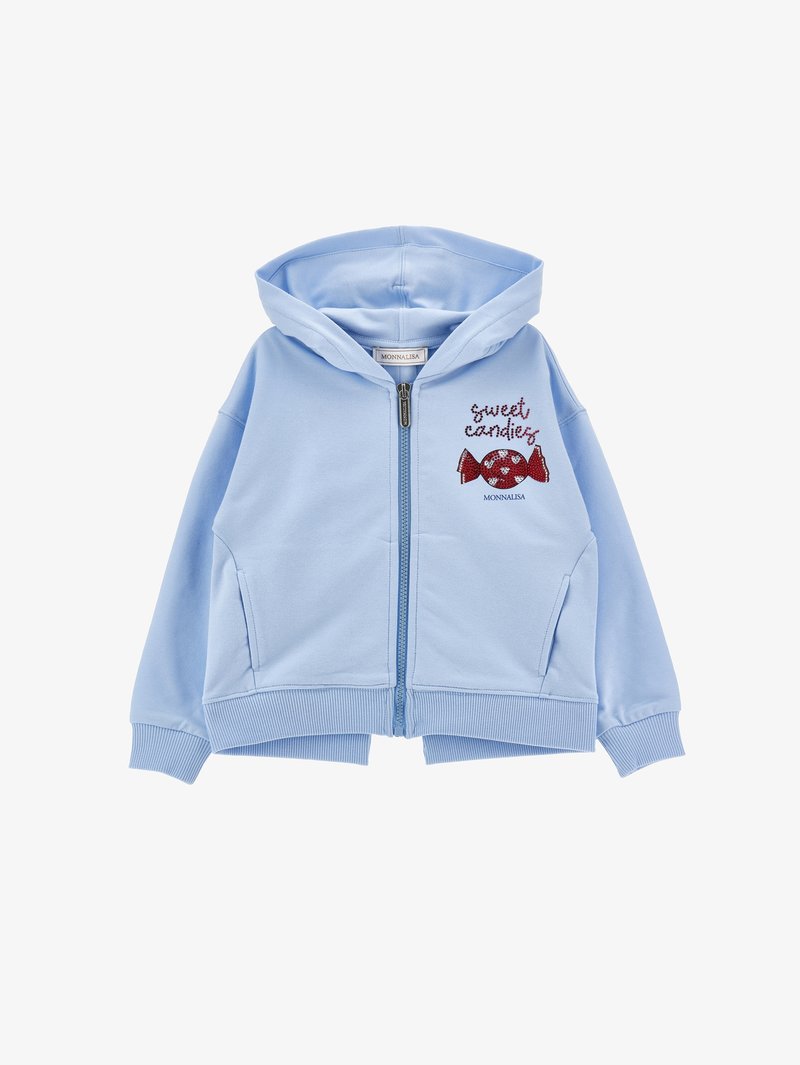 Svetlo modra jopa z zadrgo in kapuco, sprednjimi žepi ter rdečim motivom sladkarije z napisom "sweet candy" na prsih.