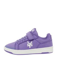 Zapatillas deportivas moradas con suela de goma, collar acolchado, parte delantera con cordones y una correa de Velcro. Acento de logo blanco en el costado.