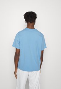 Levi's® RELAXED FIT - T-shirt estampada - light blue