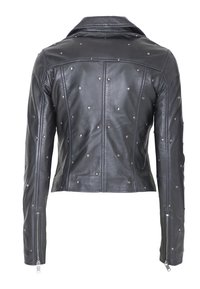 Zwarte leren jas met metalen studs, een getailleerd ontwerp, geknipte kraag en ritsmanchetten. Gestructureerd oppervlak met naaddetails.