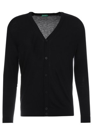 Cardigan noir à manches longues avec col en V, cinq boutons sur le devant et taille cintrée, présenté sur un fond blanc.