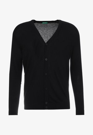 Musta pitkähihaisen V-kaula-aukon neulejakku, jossa on viisi etunappia ja istutettu vyötärö, esitelty valkoisella taustalla.