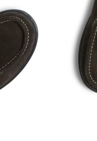 Hnědé semišové mokasíny s kontrastním béžovým prošíváním a zaoblenou špičkou. Podešev je černá a mírně texturovaná.