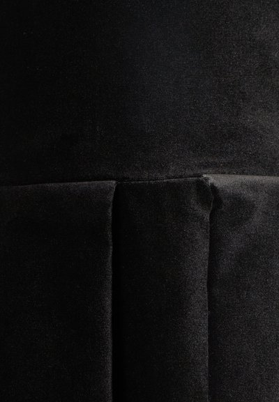 Črn žametni material z gladko teksturo, ki ima nabirane detajle ob šivu, kar ustvarja strukturiran dizajn s subtilnim leskom.