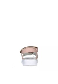 Infradito sintetico rosa con cinturino posteriore, suola bianca e interno imbottito. Caratterizzato da un design minimal e tallone aperto per la traspirabilità.