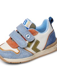 Sneaker multicolore per bambini con parte superiore in suede blu, pannelli sintetici bianchi, dettagli arancioni e strap in Velcro per una facile chiusura.