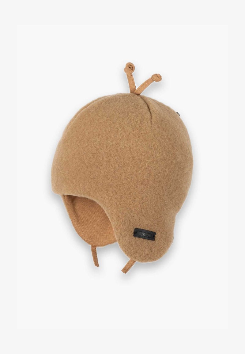 Căciulă din lână maro cu urechi, având un interior moale, vârful ridicat și două antene din material. Etichetă de marcă neagră atașată.