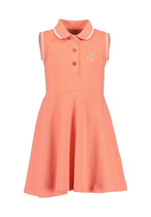 Różowa koralowa sukienka polo bez rękawów z trzema guzikami, białą lamówką na kołnierzu i rękawach oraz małym haftowanym wzorem wiśni na piersi.