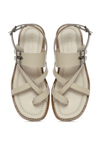 Beige leren sandalen met kruislings gespen, verstelbare gespen, een gevoerd voetbed en een platte houten zool.