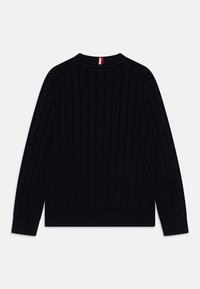 Maglione a maniche lunghe in maglia cable-knit blu navy con polsini, orlo e scollatura a coste, caratterizzato da un piccolo tag a strisce rosso, bianco e blu sulla parte posteriore del colletto.