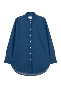 Camicia in denim blu scuro con colletto a punta, maniche lunghe e orlo arrotondato. Presenta una chiusura frontale con bottoni bianchi.