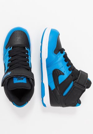 High-top Nike sneakers in blauw en zwart met zwarte veters, een band en witte zolen, getoond vanuit boven- en zijaanzichten op een witte achtergrond.