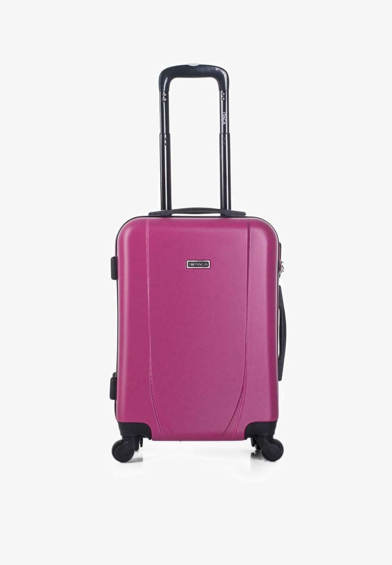 Maleta dura morada con una superficie texturizada, asa retráctil negra, cuatro ruedas para una movilidad suave y un bolsillo frontal con cremallera.