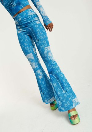 PRINT - Flared Jeans - blue