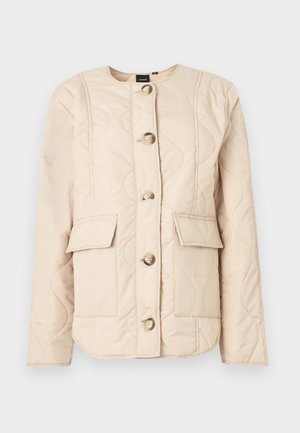 Beige quilte jakke med rund hals, lange ermer, fem store knapper og to frontlommer med klaffelukking.