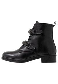 Botas de cuero negras hasta el tobillo con doble correa con acentos plateados texturizados, puntera redonda y tacón bajo en bloque. Acabado suave y diseño con cordones.